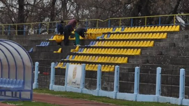Instead of cardboard and crumpled newspapers - plastic seats
